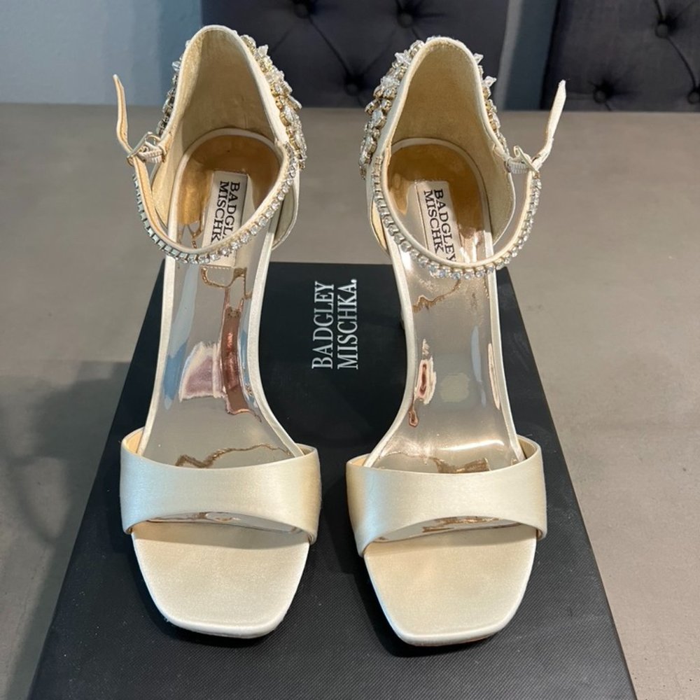 Badgley Mischka Nude size 9 Heel